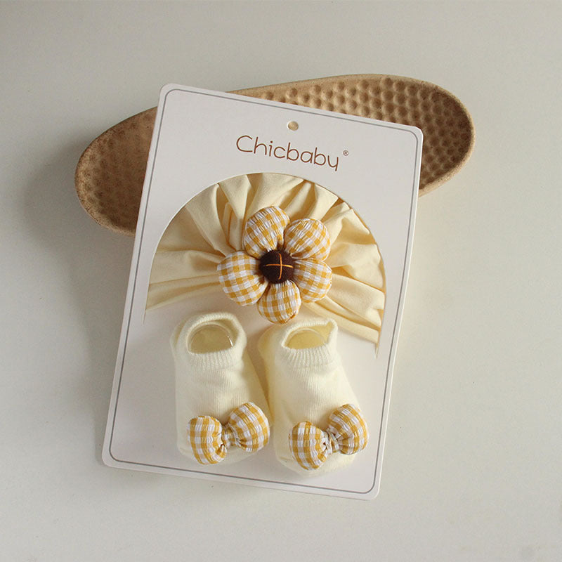 Cute Flower and Bowknot Baby Hat and Socks 2-Piece Set