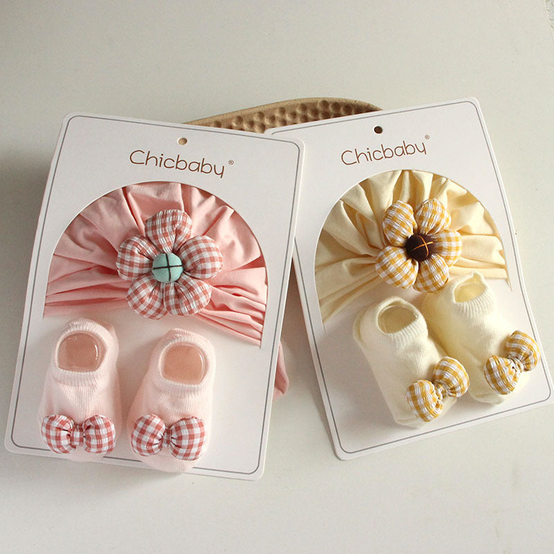 Cute Flower and Bowknot Baby Hat and Socks 2-Piece Set